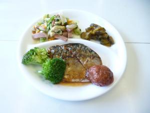 魚の煮つけに梅を入れて